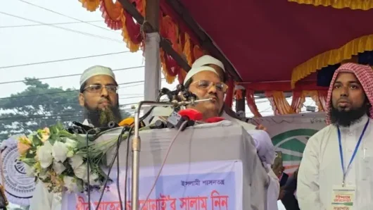 ক্ষমতায় বসে যারা টাকা পাচার করে, তাদের সমুদ্রে নিক্ষেপ করতে হবে : চরমোনাই পীর