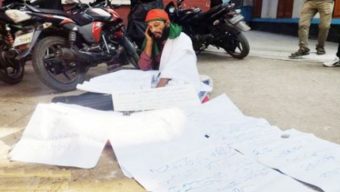 বরিশালে শরীরে কফিনের কাপড় জড়িয়ে সাংবাদিক ফিরোজের প্রতিবাদ