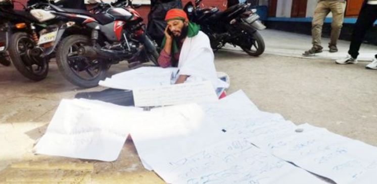 বরিশালে শরীরে কফিনের কাপড় জড়িয়ে সাংবাদিক ফিরোজের প্রতিবাদ