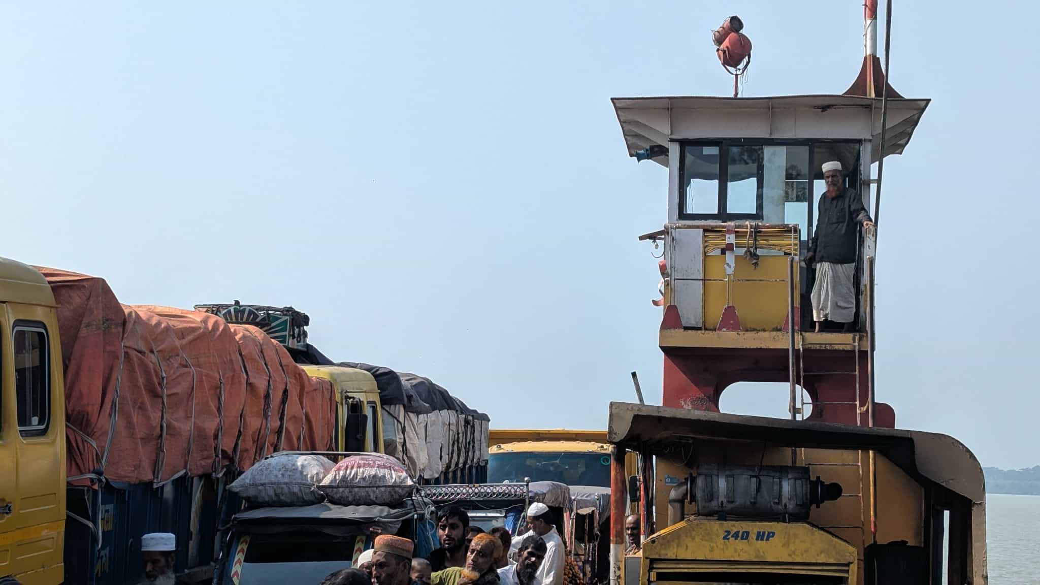 আমতলীতে ফেরিপরিচালনায় বহিরাগতরা জনভোগান্তি চরমে।