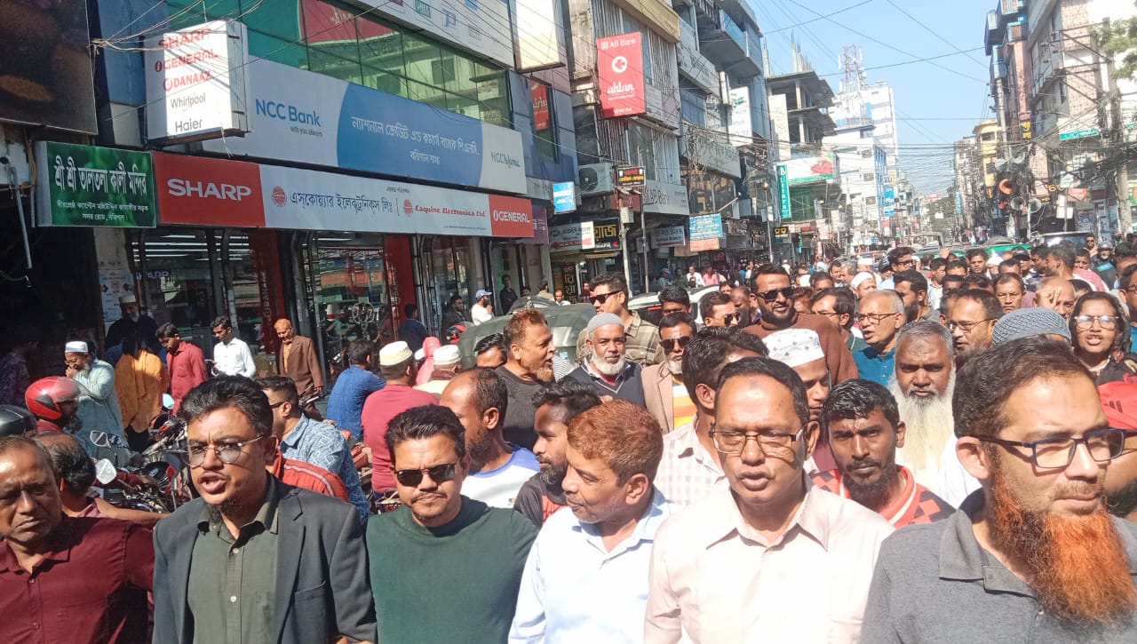 ওসমান হাদির ওপর হামলার প্রতিবাদে বরিশালে বিএনপির বিক্ষোভে তাঁতীদলের অংশগ্রহণ