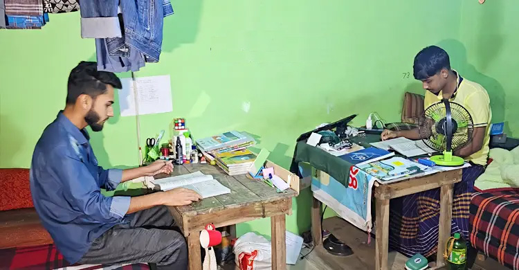 বরগুনায় ছাত্রাবাসের অভাবে নিরাপত্তাহীনতায় ১২০০ শিক্ষার্থী