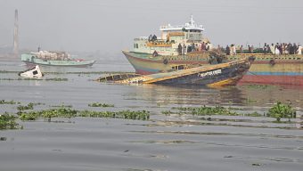 বুড়িগঙ্গায় লঞ্চের ধাক্কায় বাল্কহেড ডুবে ২ শ্রমিক নিখোঁজ