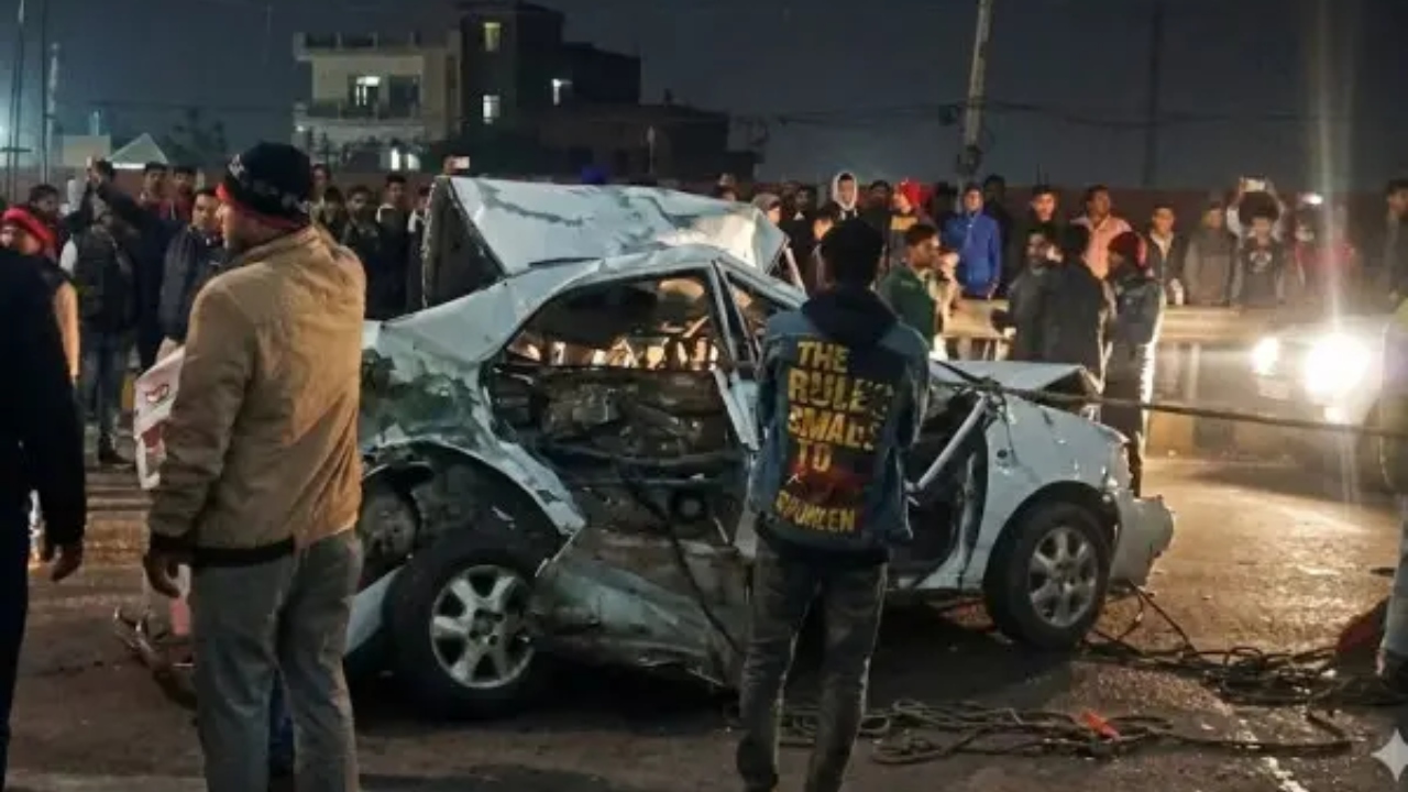 দাঁড়িয়ে থাকা প্রাইভেটকারে ট্রাকের ধাক্কায় মা-মেয়ে নিহত