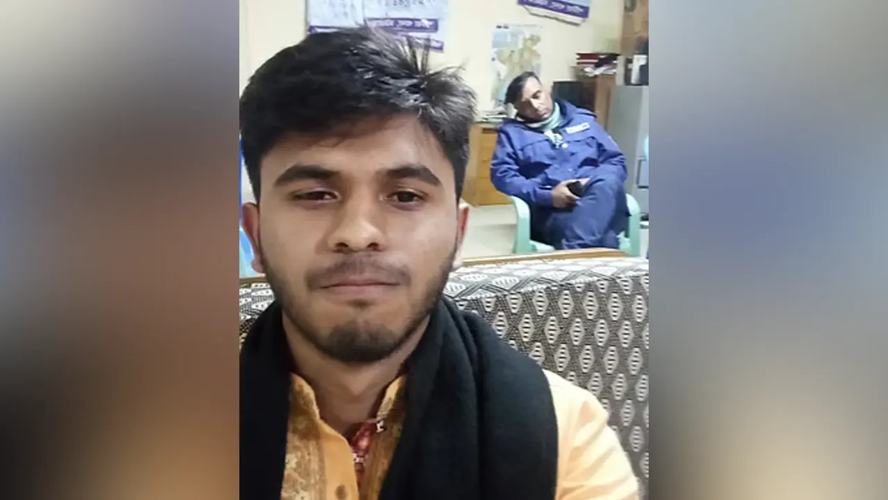 ঘুমন্ত পুলিশের সঙ্গে গ্রেপ্তার ছাত্রলীগ নেতার সেলফি, ক্যাপশনে ‘ঘুম ভালোবাসিরে’