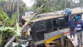 বরিশালে যাত্রীবাহী বাস নিয়ন্ত্রণ হারিয়ে খাঁদে, আহত ৪