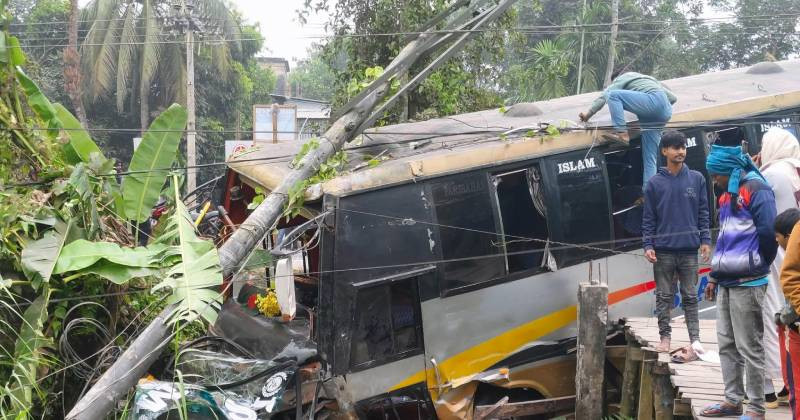 বরিশালে যাত্রীবাহী বাস নিয়ন্ত্রণ হারিয়ে খাঁদে, আহত ৪