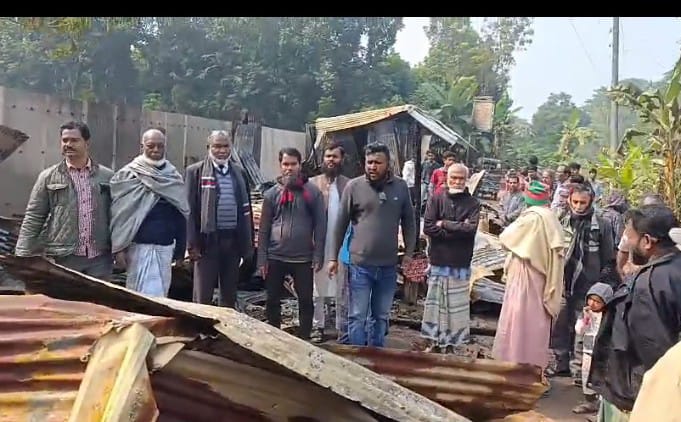 চরকাউয়ায় ভয়াবহ অগ্নিকাণ্ডে দোকান পুড়ে ছাই