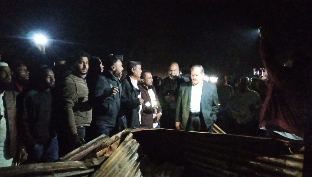 চরকাউয়া ইউনিয়নের ভয়াবহ অগ্নিকাণ্ড, ক্ষতিগ্রস্তদের পাশে দাঁড়ালেন অ্যাডঃ মজিবর রহমান সরোয়ার