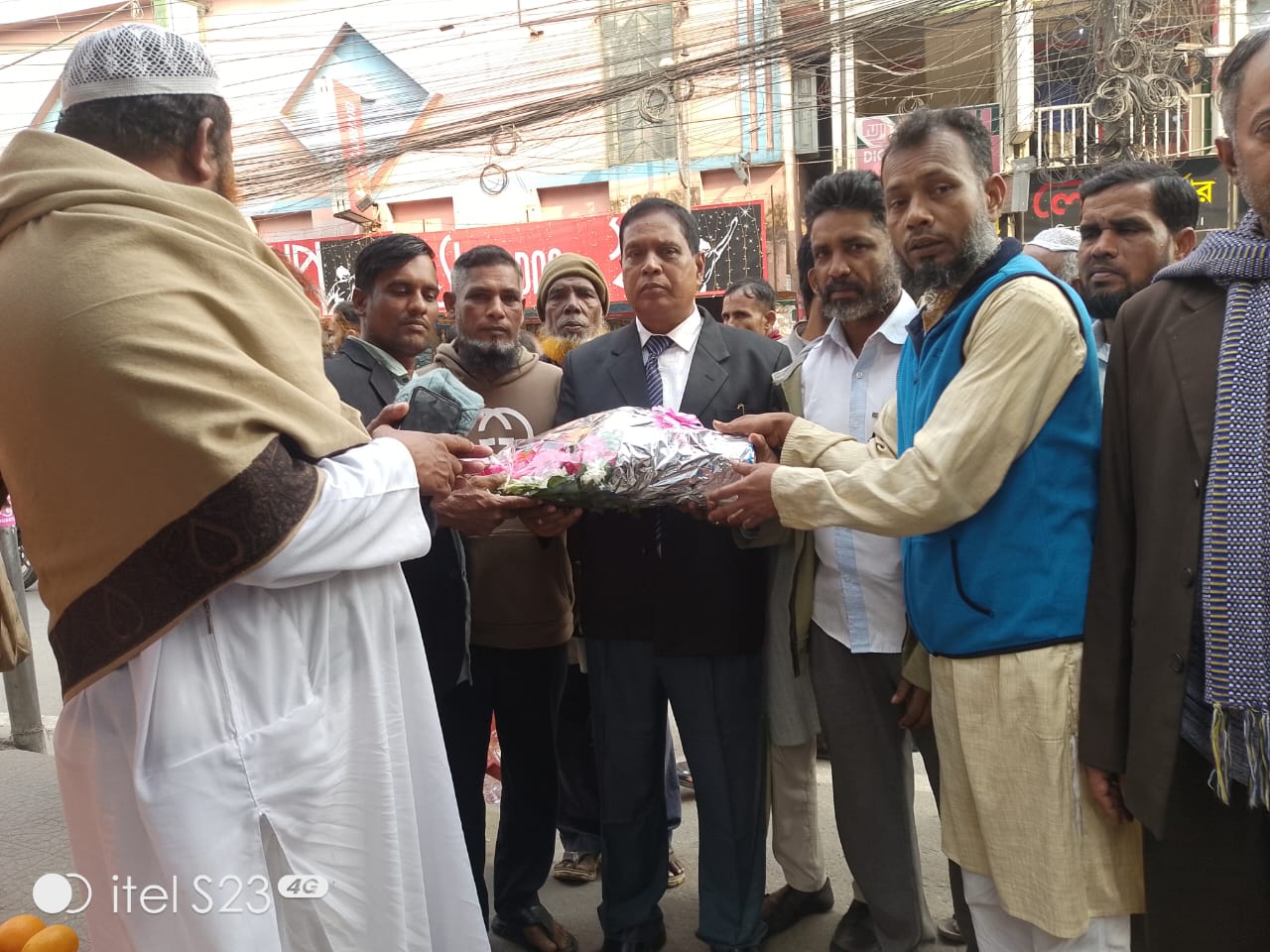 ক্ষুদ্র মৎস্যজীবী সমিতির নবনির্বাচিত সভাপতি ও সম্পাদককে বরিশাল সদর উপজেলা মৎস্যজীবী দলের ফুলেল শুভেচ্ছা