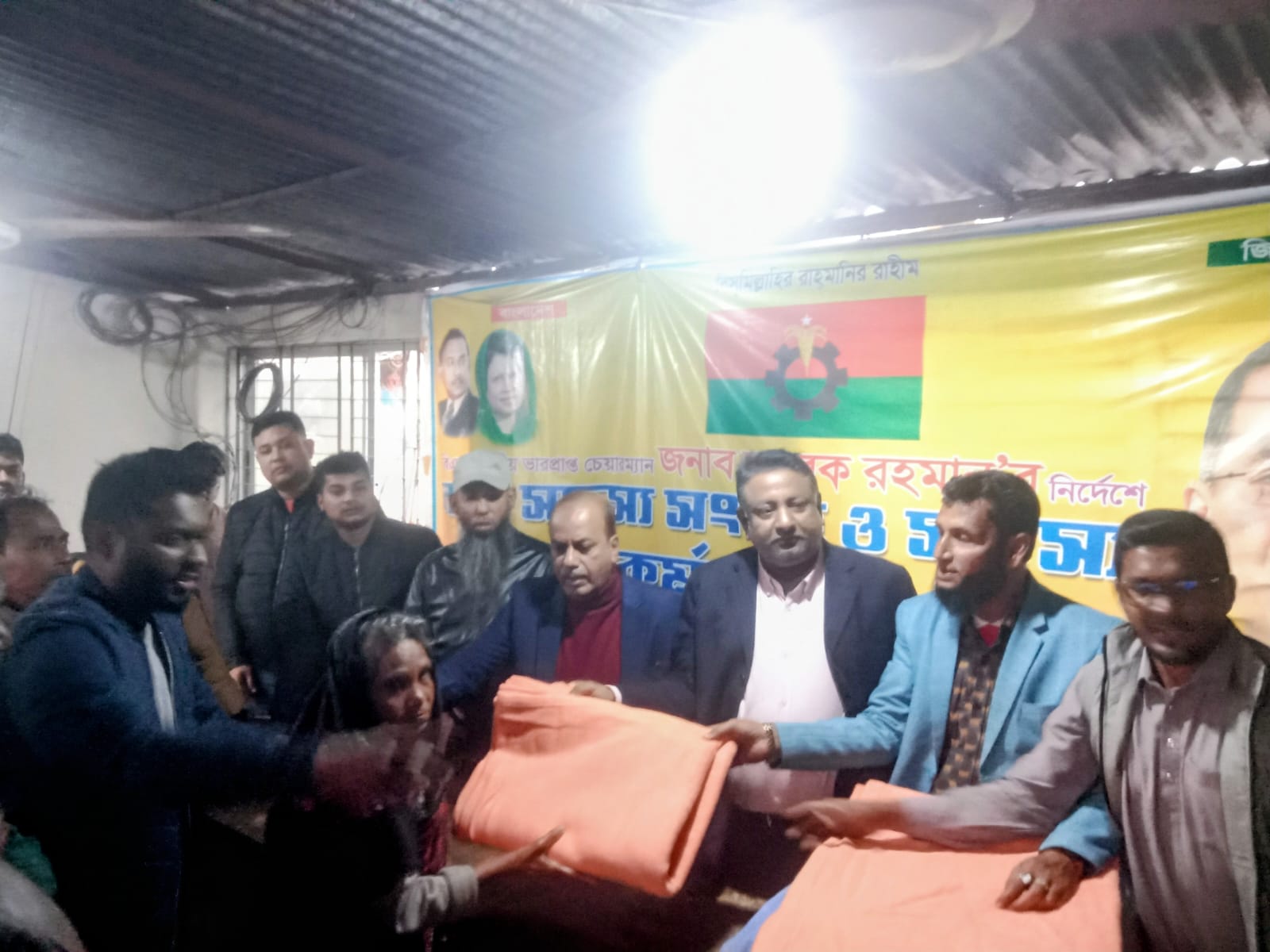 বরিশাল মহানগর কাশিপুরে শীতার্তদের মাঝে কম্বল বিতরণ- এ্যাডঃ আবুল কালাম শাহীন