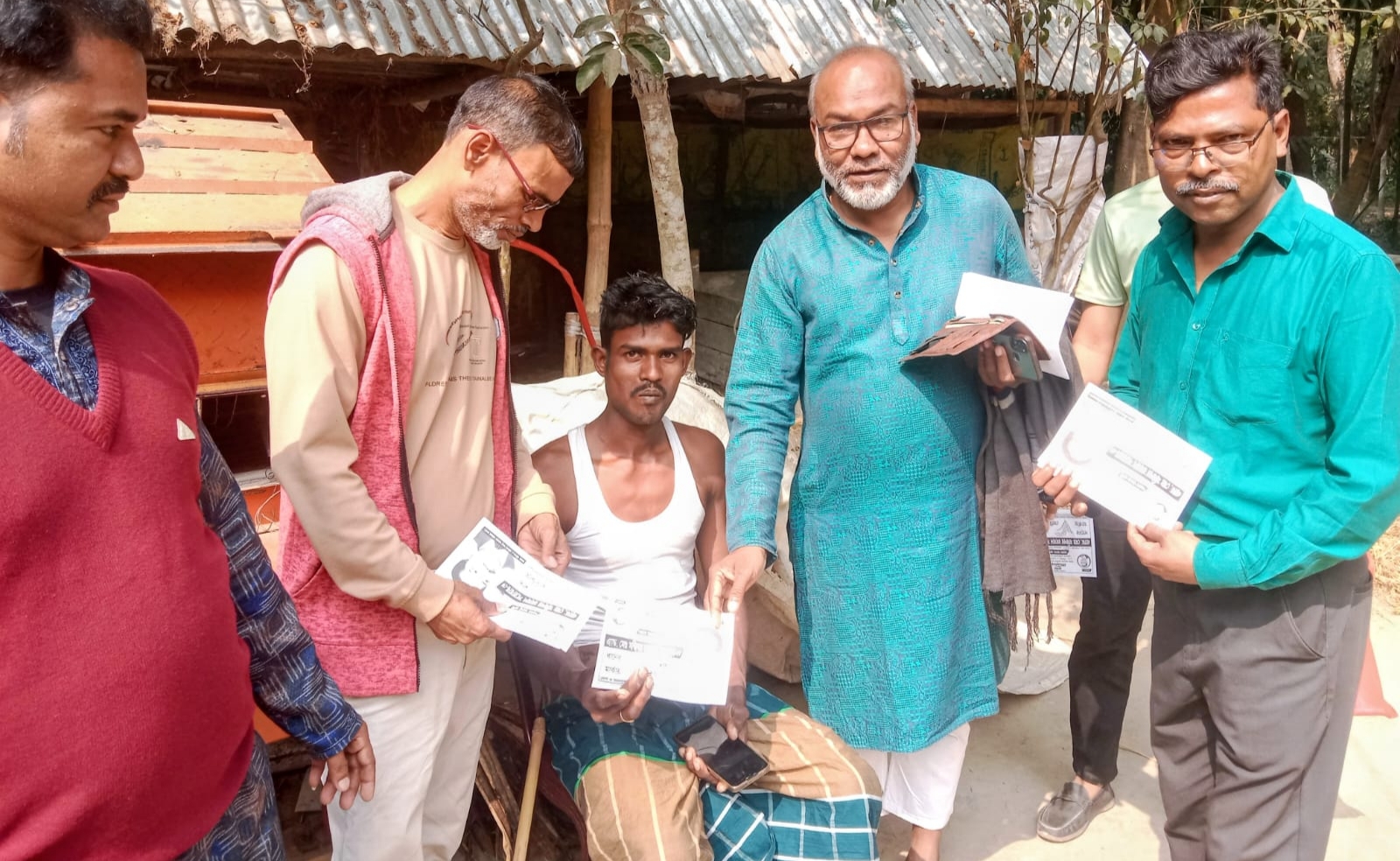 চরকাউয়া ইউনিয়নের ৬নং ওয়ার্ডে ধানের শীষের পক্ষে লিফলেট বিতরণ- এ্যাডঃ কাজী মোকলেছুর রহমান