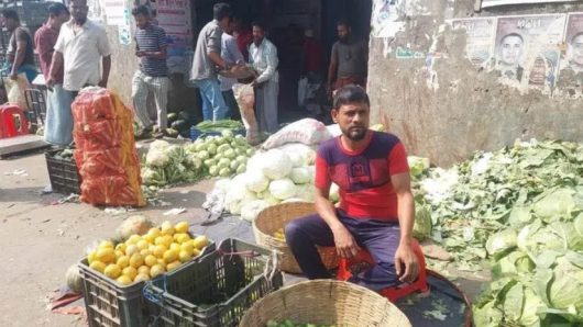 বরিশালে কমেছে কাঁচামরিচ-পেঁয়াজের দাম