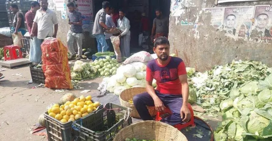 বরিশালে কমেছে কাঁচামরিচ-পেঁয়াজের দাম