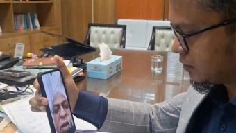 সমর্থকরা আটকে রাখলেন প্রার্থীকে, ভিডিও কলে প্রার্থিতা প্রত্যাহার