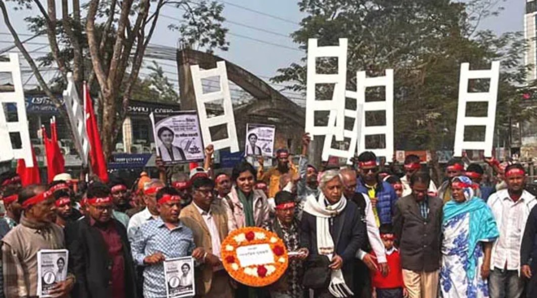 শহীদদের প্রতি সম্মান জানিয়ে বরিশাল-৫ আসনে প্রচারে নামলেন মনীষা