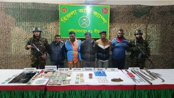 বরিশালে সেনাবাহিনীর অভিযানে অস্ত্র-মাদকসহ ৫ সন্ত্রাসী গ্রেপ্তার