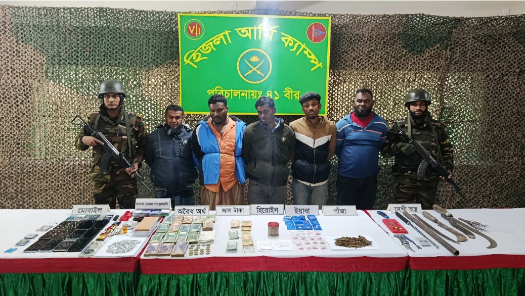 বরিশালে সেনাবাহিনীর অভিযানে অস্ত্র-মাদকসহ ৫ সন্ত্রাসী গ্রেপ্তার