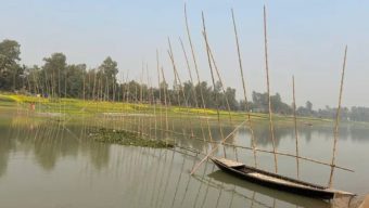 নৌপথে চুরি-ডাকাতি রোধে মাঝ নদীতে বাঁশের বেড়া
