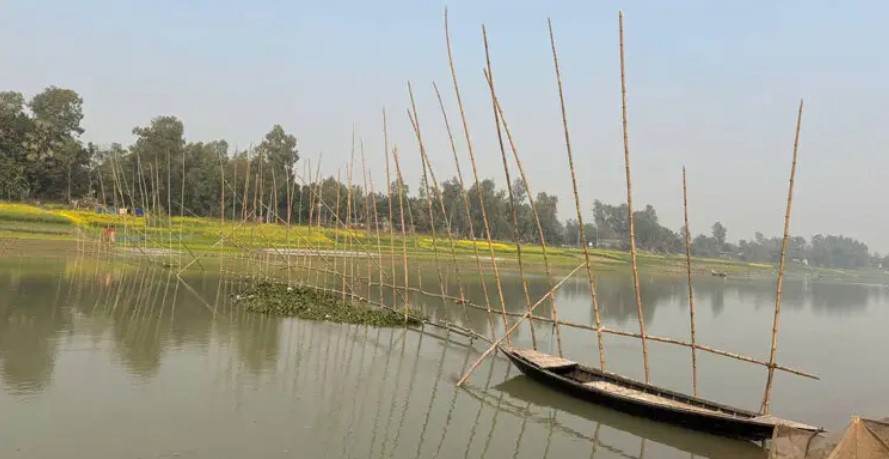 নৌপথে চুরি-ডাকাতি রোধে মাঝ নদীতে বাঁশের বেড়া