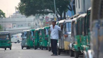 বরিশালে গ্যাস সংকট, ভোগান্তিতে থ্রি-হুইলার চালকরা