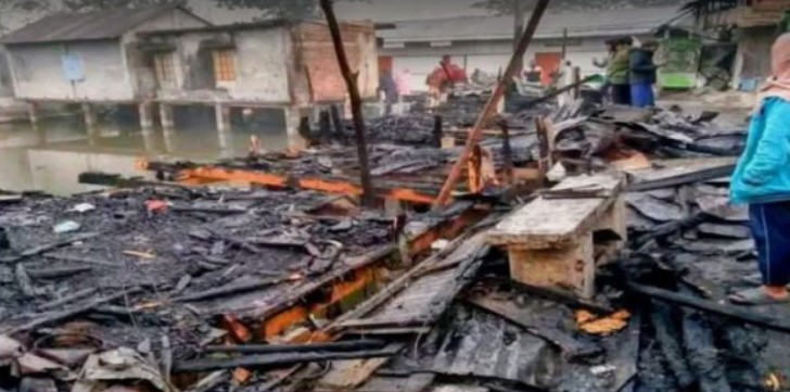 বাকেরগঞ্জে ভয়াবহ অগ্নিকান্ডে ছয়টি দোকান পুড়ে ছাই