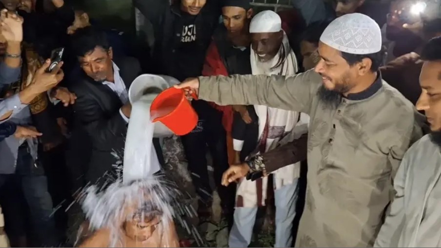 দুধ দিয়ে গোসল করে জামায়াতে যোগ দিলেন বিএনপি ও অঙ্গসংগঠনের ৩০০ নেতাকর্মী