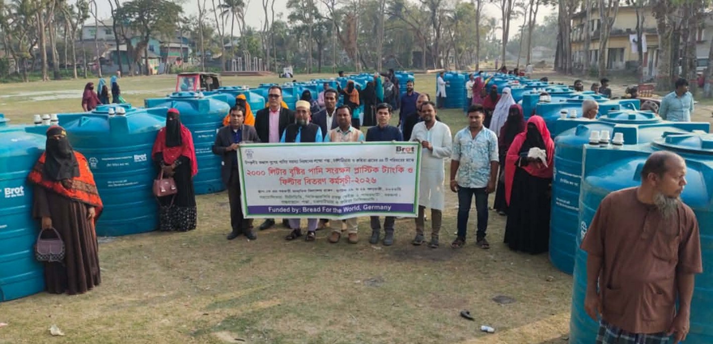 পাথরঘাটায় ৪৪ টি উপকারভোগী পরিবারের মাঝে পানির ট্যাংকি বিতরণ