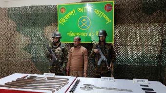 বরিশালে সেনাবাহিনীর অভিযানে দেশীয় অস্ত্রসহ আটক ১