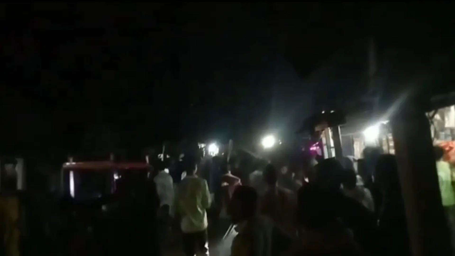 রুমিন ফারহানার উঠান বৈঠকে ধাক্কা লাগা নিয়ে দুপক্ষের সংঘর্ষ