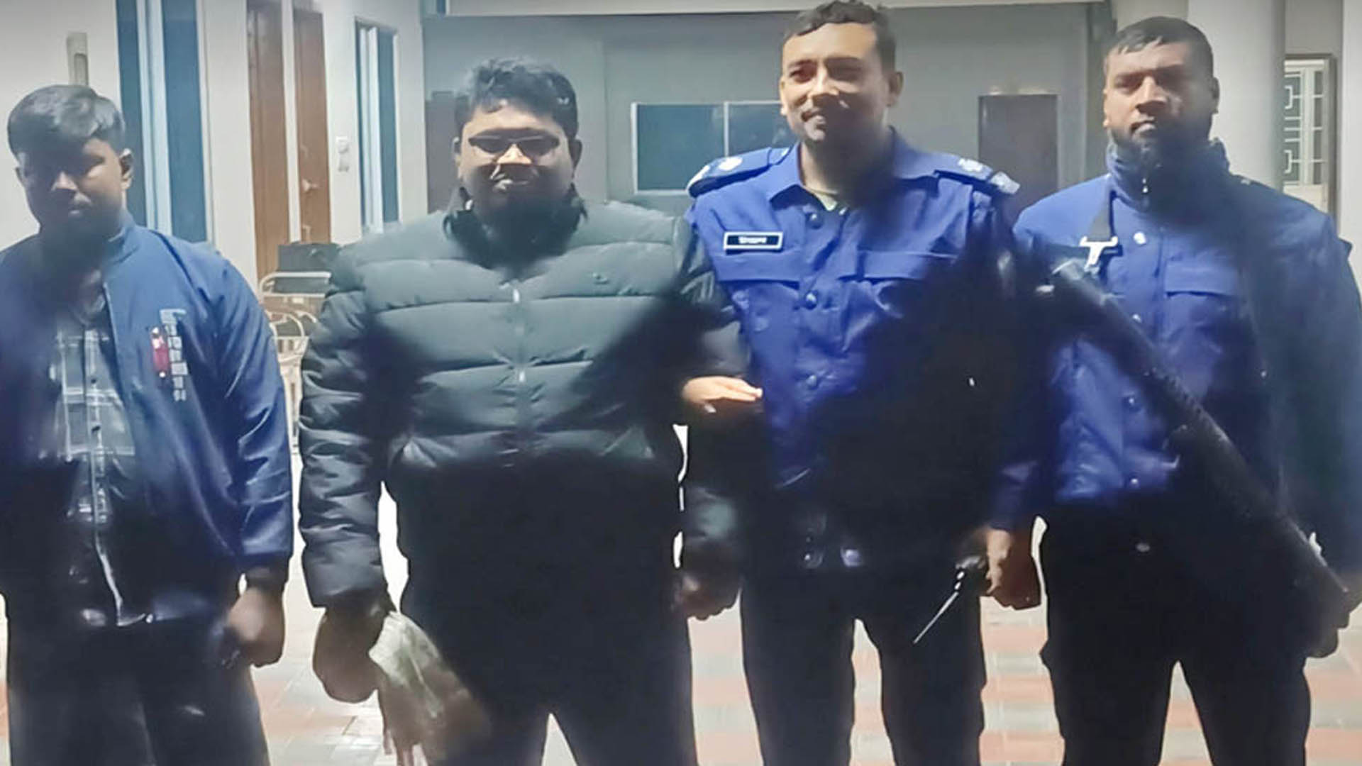 যৌথবাহিনীর অভিযানে জামায়াতের সাবেক নেতাসহ আটক ২