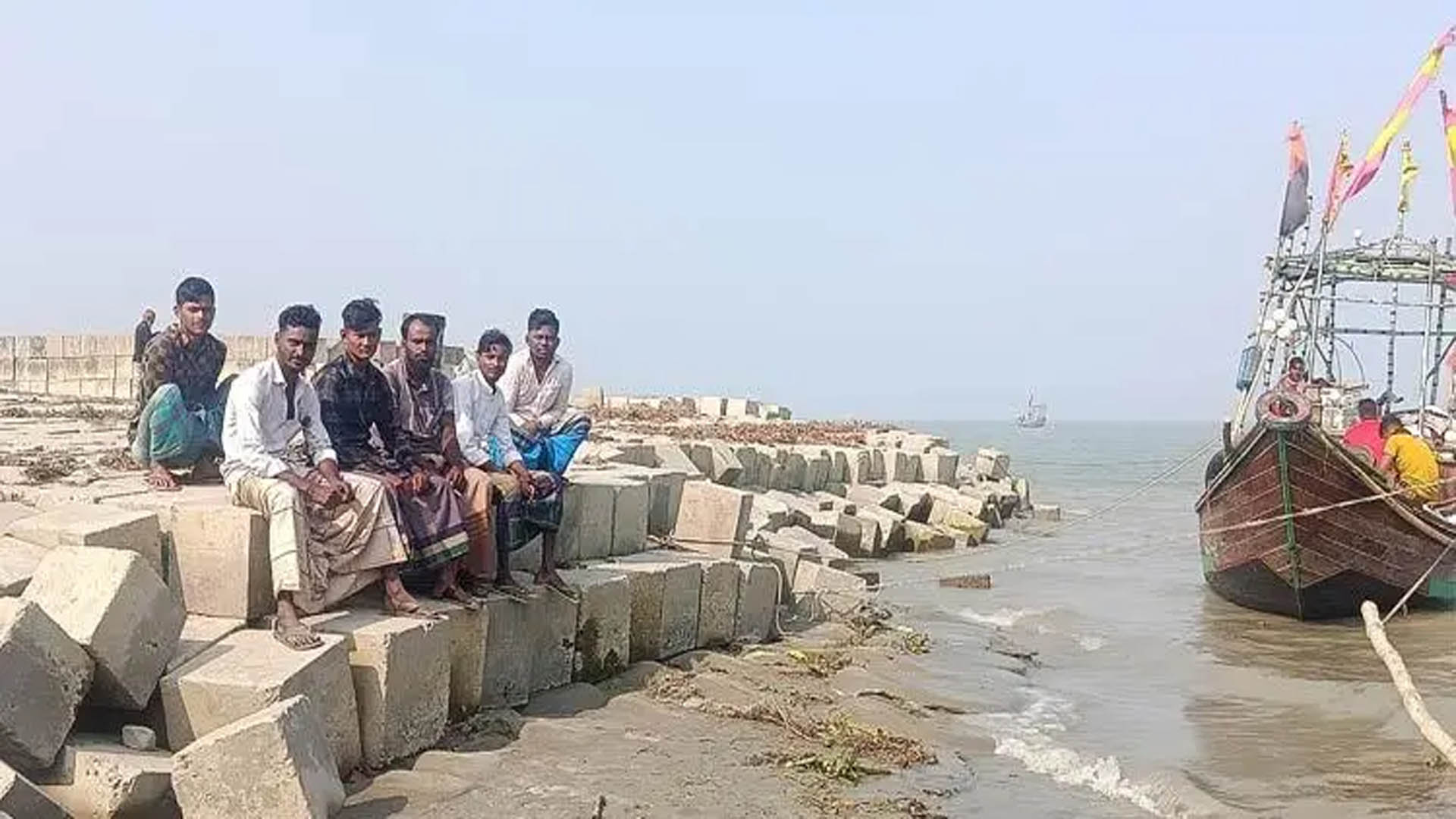 ভোলার মেঘনায় ডাকাত আতঙ্ক, মুক্তিপণ-হামলার ভয়ে নদী ছাড়ছেন জেলেরা