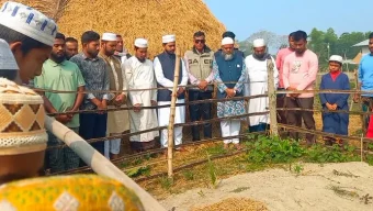 মায়ের কবর জিয়ারতের মধ্য দিয়ে নির্বাচনি প্রচারণা শুরু করলেন নুর