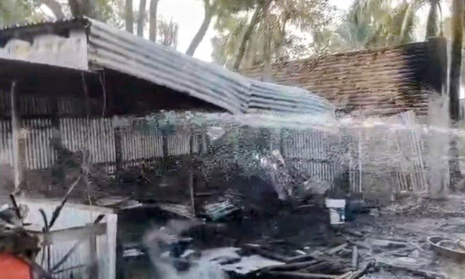 কুয়াকাটায় আগুনে ভস্মীভূত ৮ ব্যবসাপ্রতিষ্ঠান