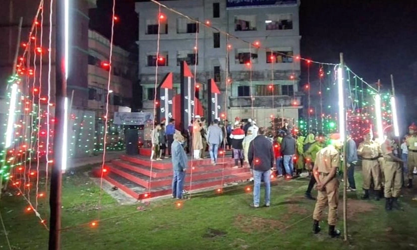 বাউফল কেন্দ্রীয় শহীদ মিনারে আলোকসজ্জা নিয়ে সমালোচনা