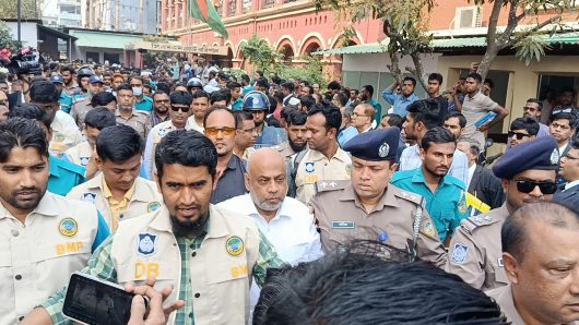 বরিশালে এজলাসে ভাঙচুর, আইনজীবী সমিতির সভাপতি কারাগারে