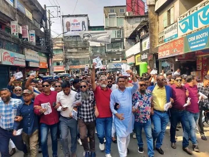 বরিশাল সদর–৫ আসনে ধানের শীষের প্রার্থী মজিবর রহমান সরোয়ারের পক্ষে গণসংযোগ করেন মাসুদ হাসান মামুন