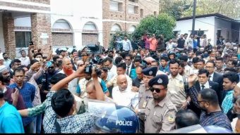 এজলাসে ভাঙচুর, বরিশাল জেলা আইনজীবী সমিতি সভাপতি আটক