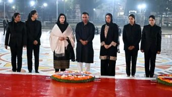 একুশের প্রথম প্রহরে ভাষা শহীদের প্রতি বাংলাদেশের প্রধানমন্ত্রী তারেক রহমানের সাথে স্ত্রী ও জাইমা রহমান-শ্রদ্ধা নিবেদন।