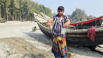 কুয়াকাটা সৈকতে ভেসে আসছে হাজার মৃত জেলিফিশ, মাছ ধরা বন্ধ