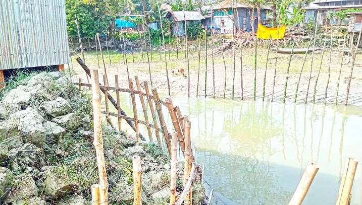 বরিশালে নদী দখল করে দোকান, নৌযান চলাচল ব্যহত