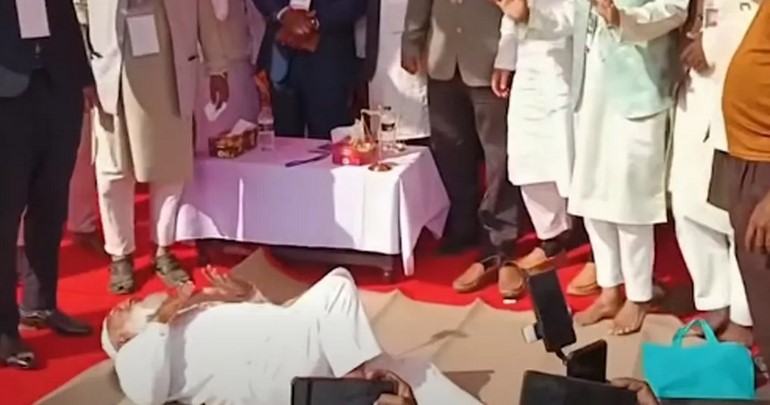 মঞ্চেই শুয়ে পড়লেন জামায়াতের আমির
