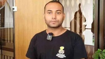 মহিউদ্দিন রনিকে বেধড়ক পেটাল পুলিশ