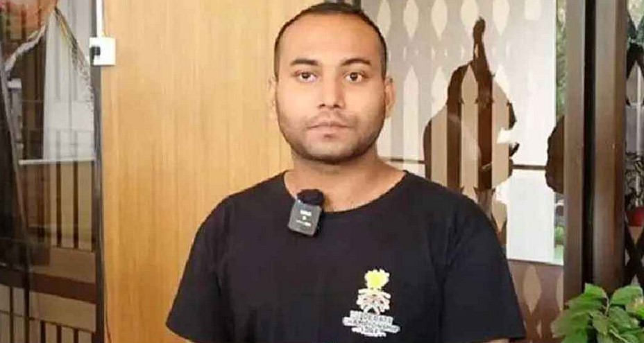 মহিউদ্দিন রনিকে বেধড়ক পেটাল পুলিশ