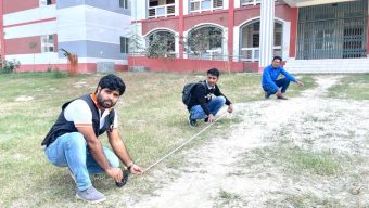ভোটকেন্দ্র থেকে ৪০০ গজ মেপে অভিনব প্রতিবাদ সাংবাদিকদের