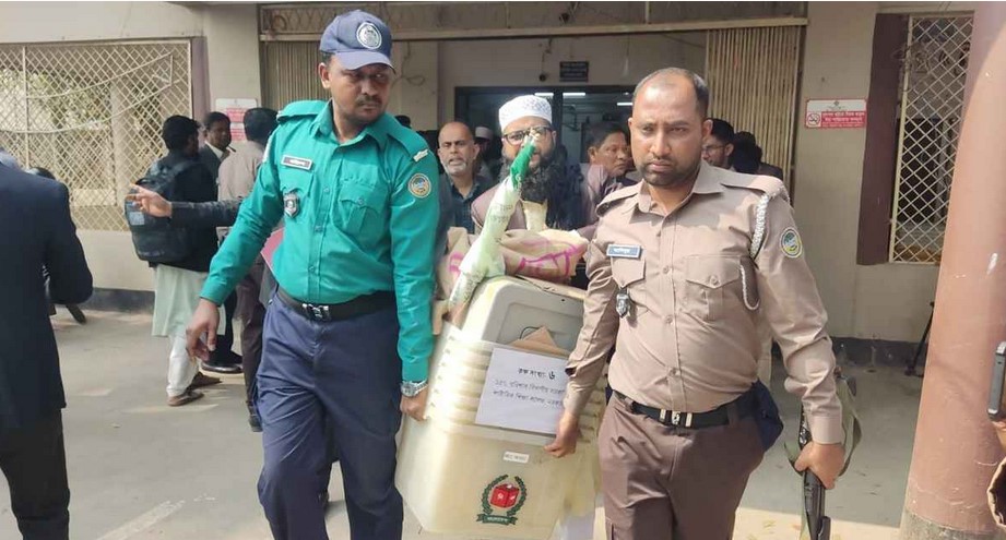 বরিশালে নির্বাচনের সরঞ্জাম বিতরণ
