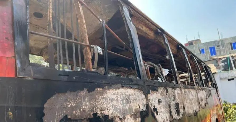 মধ্যরাতে পার্কিং করা বাসে আগুন