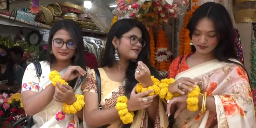 বরিশালে ভালোবাসা দিবসে ফুলের রমরমা ব্যবসা