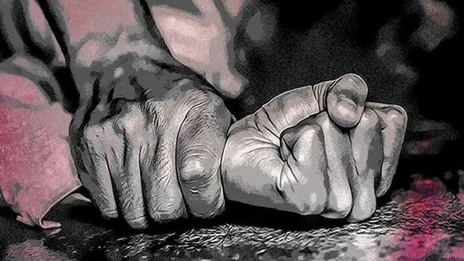 ভোলায় সন্তানদের অস্ত্রের মুখে গৃহবধূকে সংঘবদ্ধ ধর্ষণ