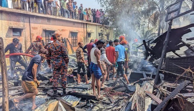 পটুয়াখালীতে আগুন লেগে পুড়ল পরিবহন ব্যবসায়ীর বসতঘর